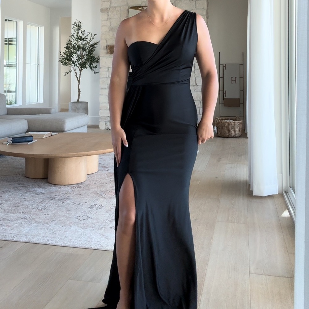 Black one shoulder gown from Faeriesty 🖤